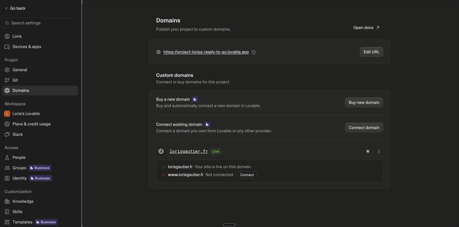 L'écran Domains de Lovable, avec les boutons Buy new domain et Connect domain, et l'état de lorisgautier.fr
