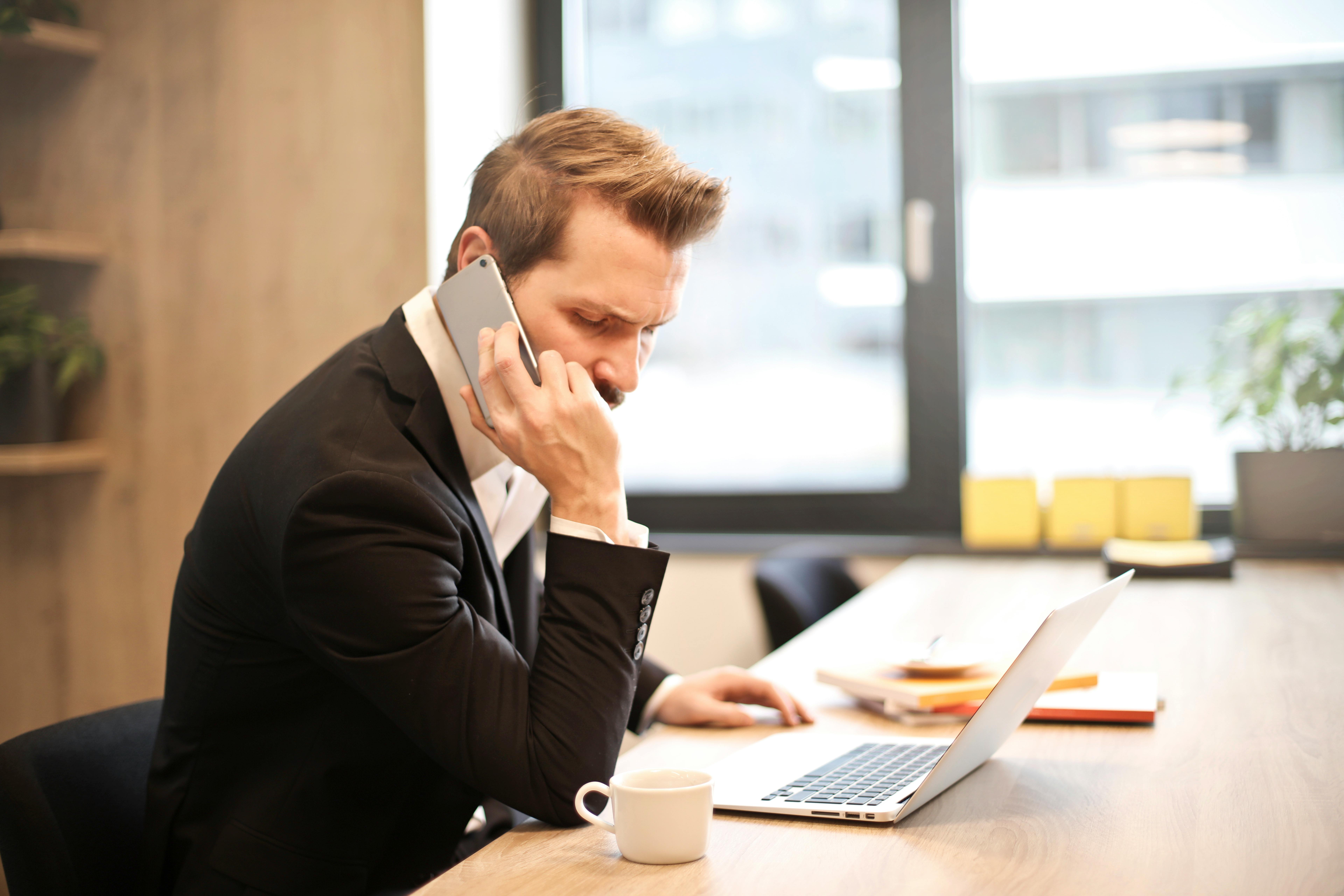 Comment trouver mail et téléphone des dirigeants en (2026)