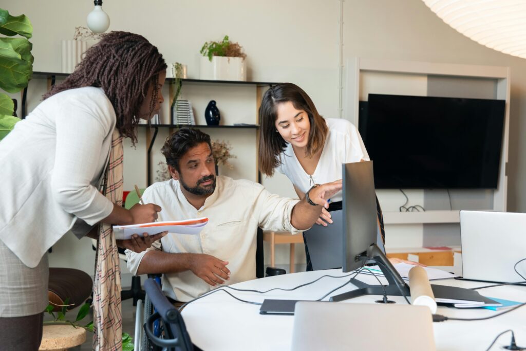 Personne en train de travailler dans une agence web